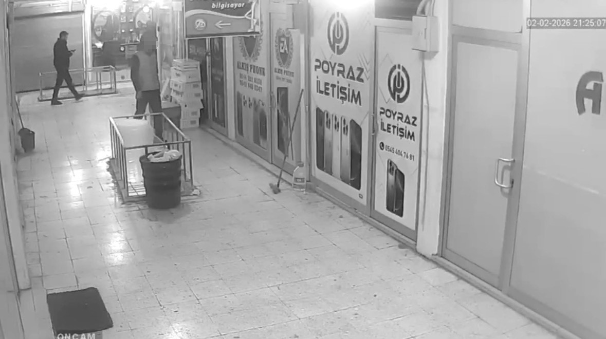 Mardin’de iş yerinden elektrikli süpürge hırsızlığı kamerada 5 mardinde is yerinden elektrikli supurge hirsizligi kamerada 1 8uamdlr5