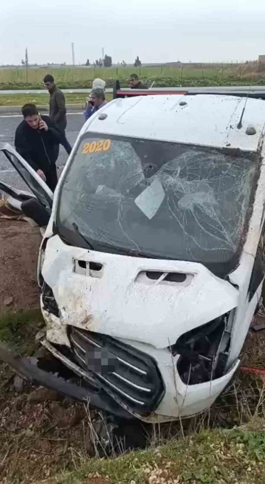 Mardin’de kamyonet tümseğe çarptı: 3 yaralı 6 mardinde kamyonet tumsege carpti 3 yarali 2 iHdLQW9c