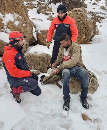 mardinde-kar-ve-tipi-altinda-mahsur-kalan-coban-kurtarildi-ikEzXMcA.jpg