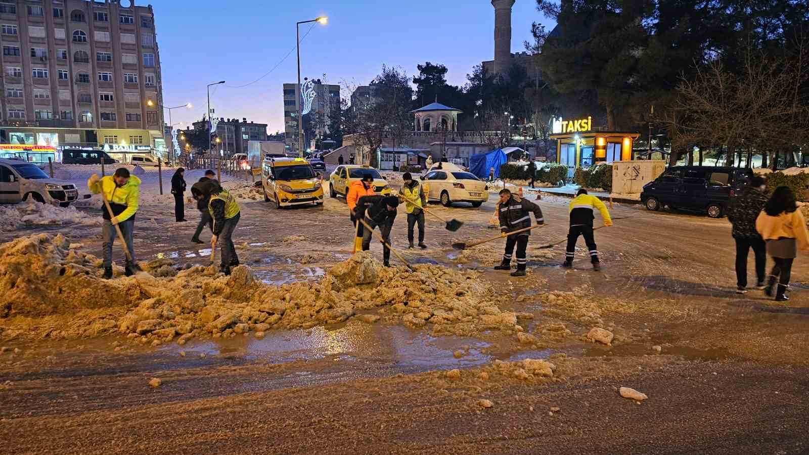 Mardin’de karla mücadele çalışmaları aralıksız sürüyor 5 mardinde karla mucadele calismalari araliksiz suruyor 1 FuASKr7a