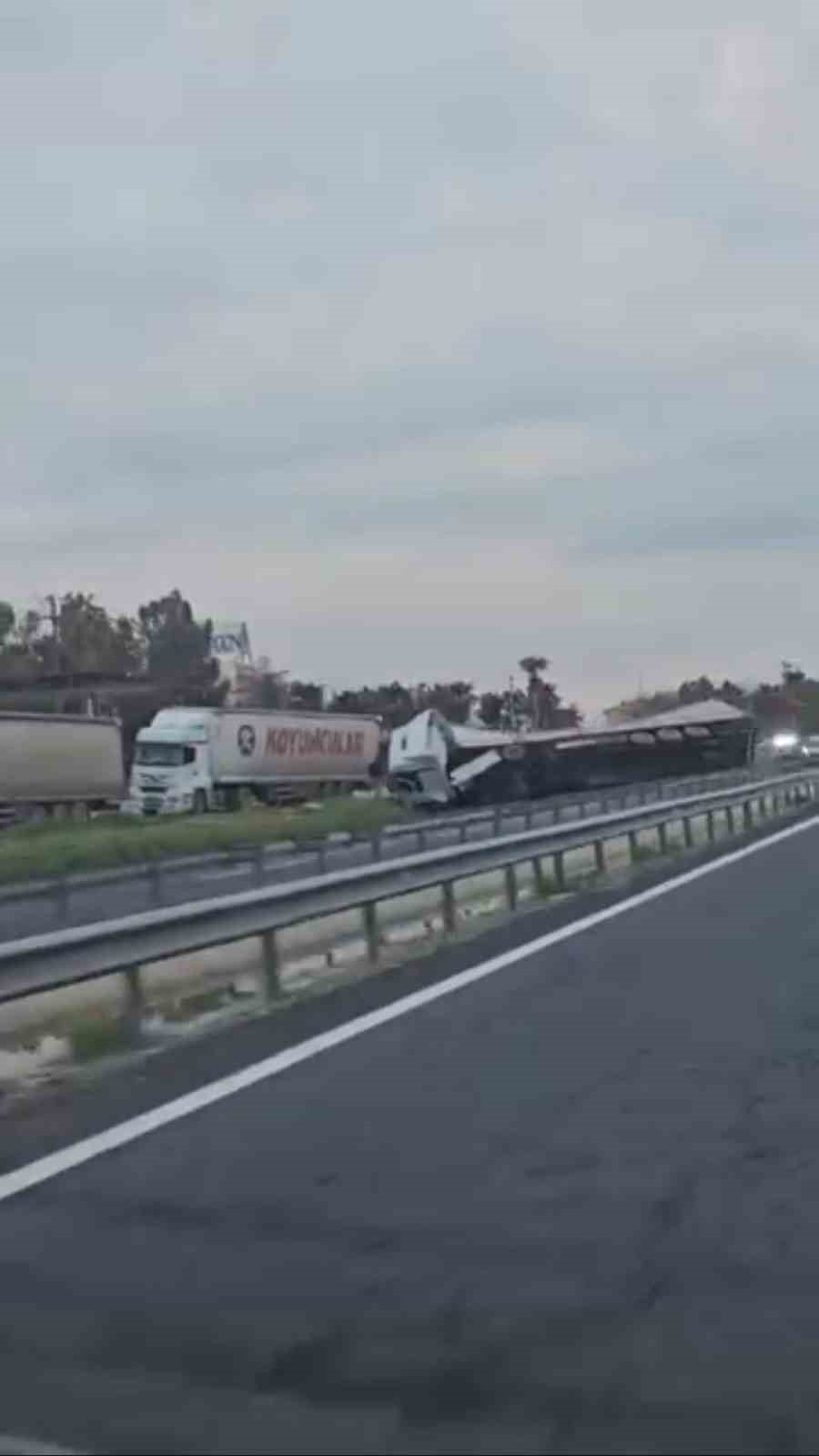 mardinde karton yuklu tir devrildi 1 yarali 1 SJNb8ggB