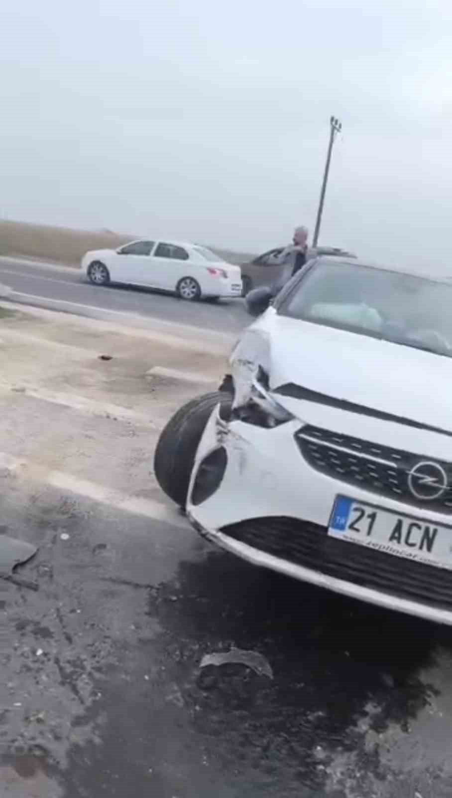 mardinde minibus ile otomobil carpisti 2 yarali 0 uV7apudw