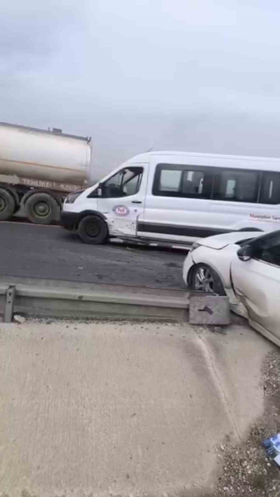 mardinde minibus ile otomobil carpisti 2 yarali 1 XjnnaiV5