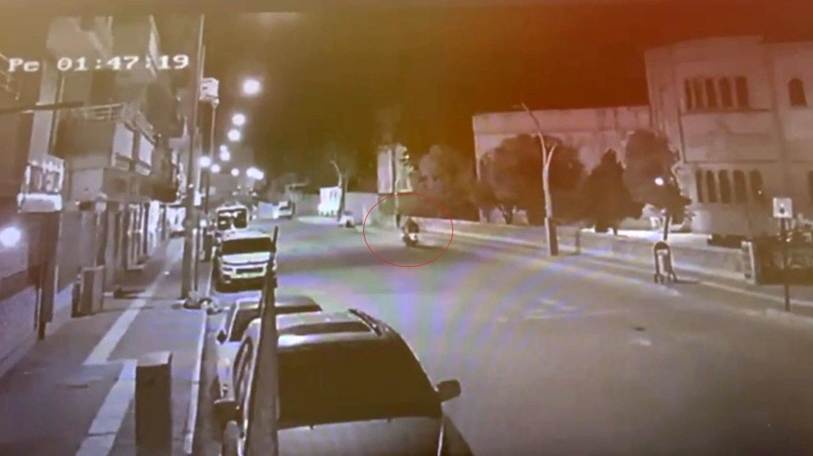 Mardin’de motosikletin kadına çarpma anı güvenlik kamerasına yansıdı 4 mardinde motosikletin kadina carpma ani guvenlik kamerasina yansidi 0 Mp6rLqyz