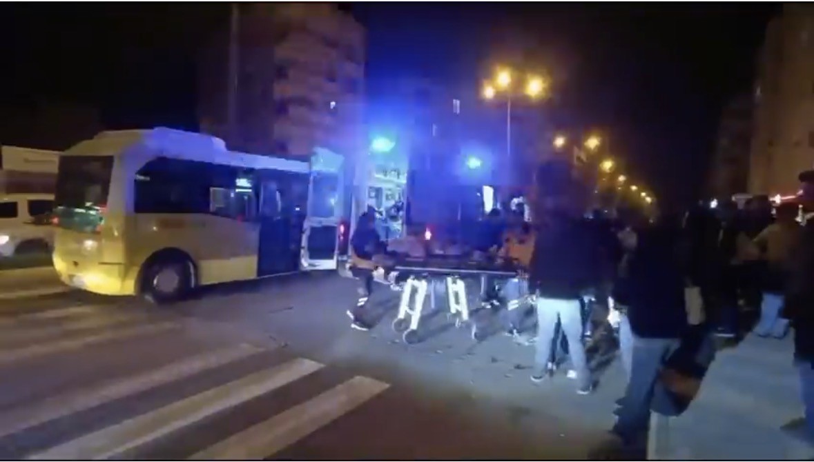 Mardin’de motosikletin kadına çarpma anı güvenlik kamerasına yansıdı 5 mardinde motosikletin kadina carpma ani guvenlik kamerasina yansidi 1 61TaWmVl