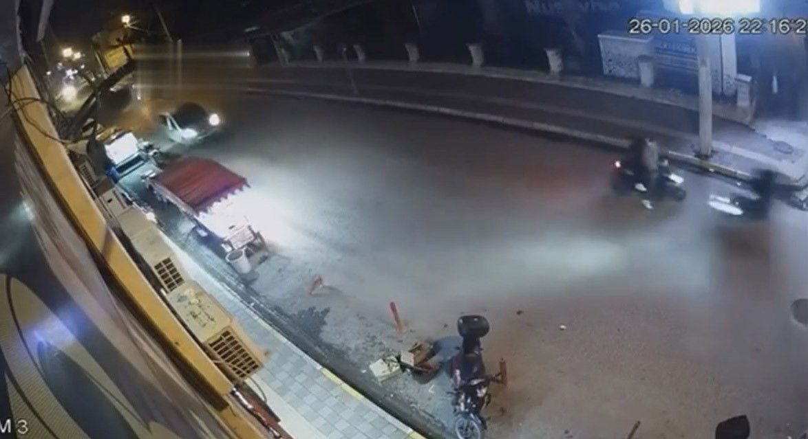 mardinde motosikletlerin carpistigi kaza guvenlik kamerasina yansidi 0 QLjVT97B