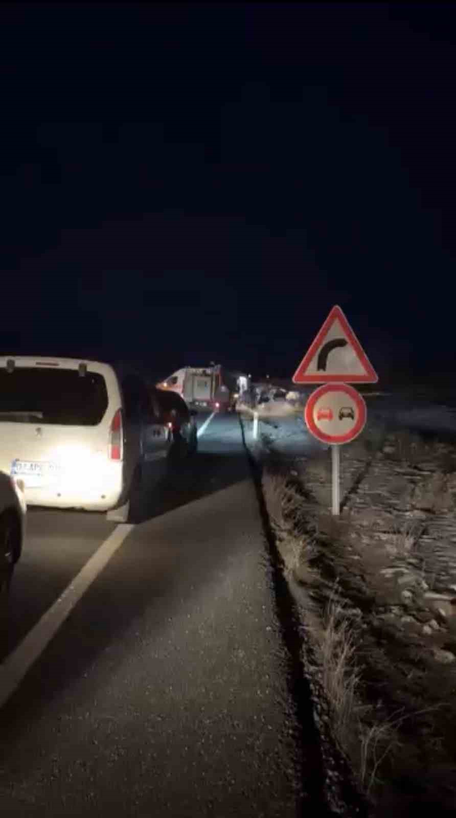 Mardin’de otomobil ile hafif ticari araç çarpıştı: 3 ölü, 2 yaralı 5 mardinde otomobil ile hafif ticari arac carpisti 3 olu 2 yarali 1