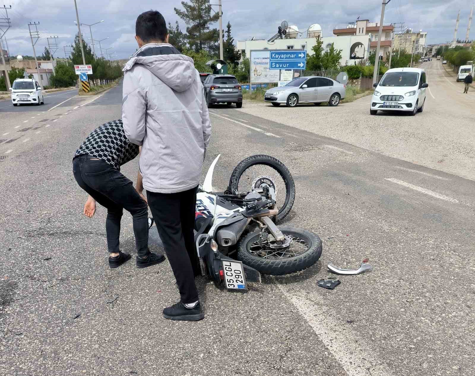 mardinde otomobil ile motosiklet carpisti 1 yarali 1 Q7ECPfBB