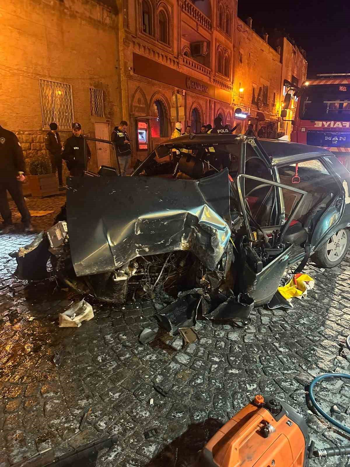 mardinde otomobil is yerinin kepengine carpti 4 yarali 1 4rCq4sis