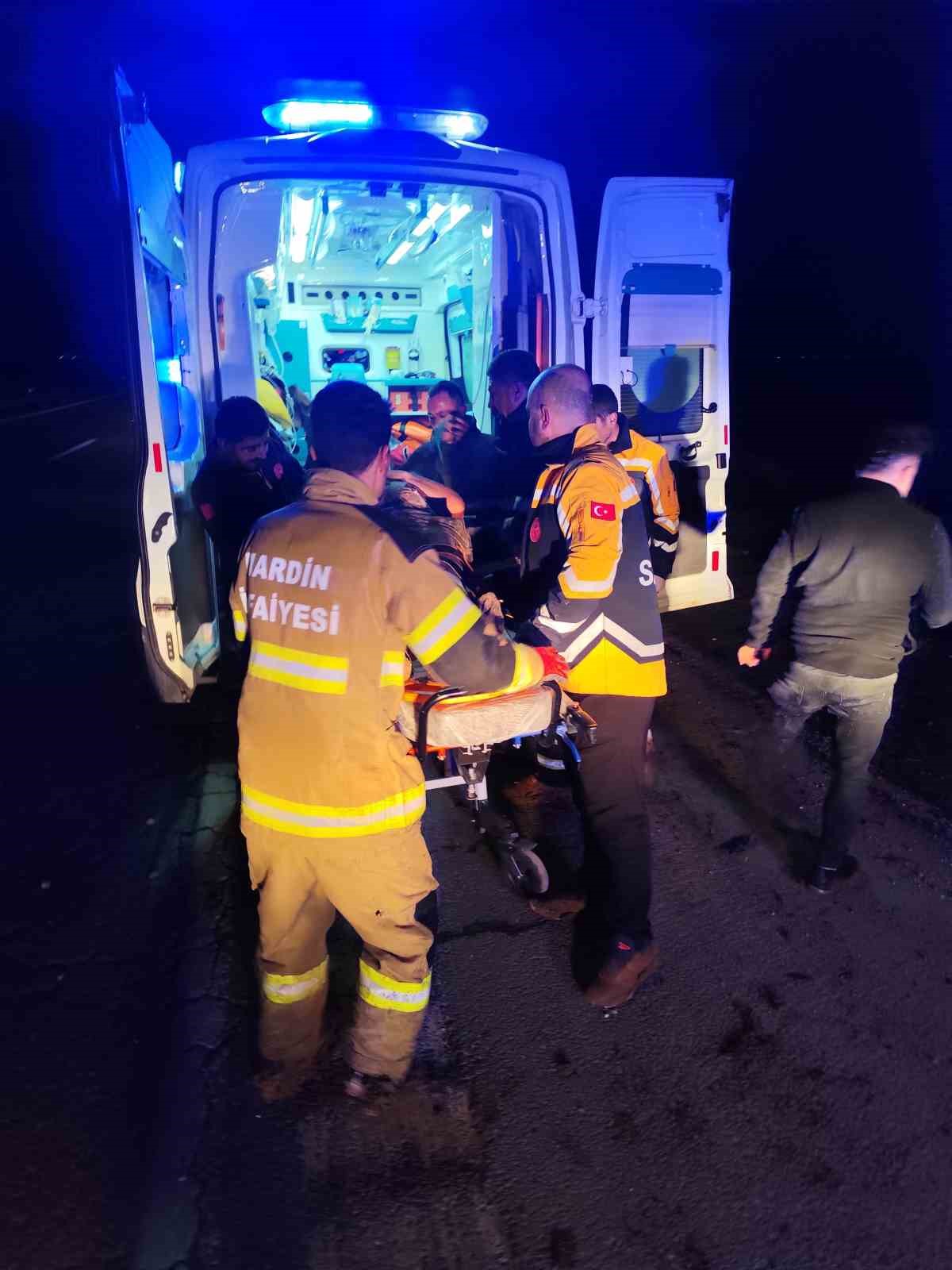 mardinde otomobil sarampole yuvarlandi 1 olu 3 yarali 1 3d5FvHut