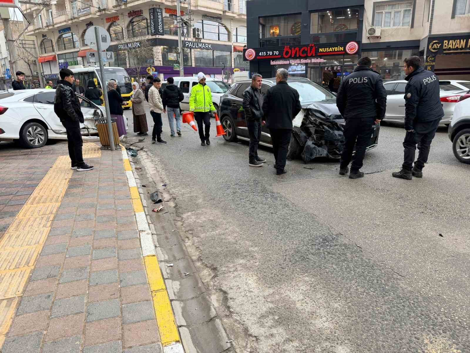 mardinde otomobiller carpisti 2 yarali 1 TE4NmAOw