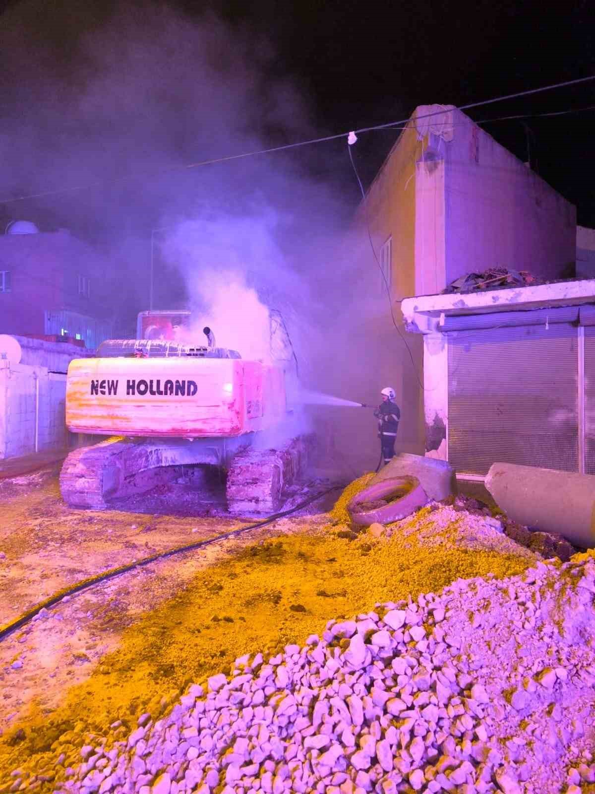 mardinde park halindeki 2 is makinesinde cikan yangin sonduruldu 1 O8WDzcQr