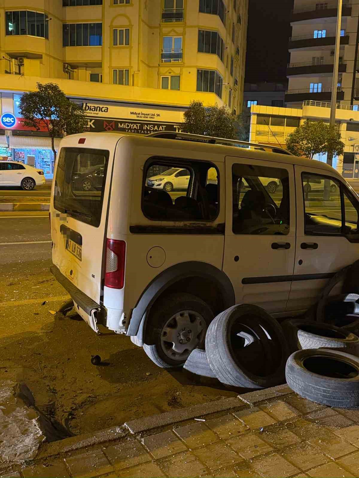 mardinde park halindeki araca carpan otomobil surucusu yaralandi 1 7UQS8q6e