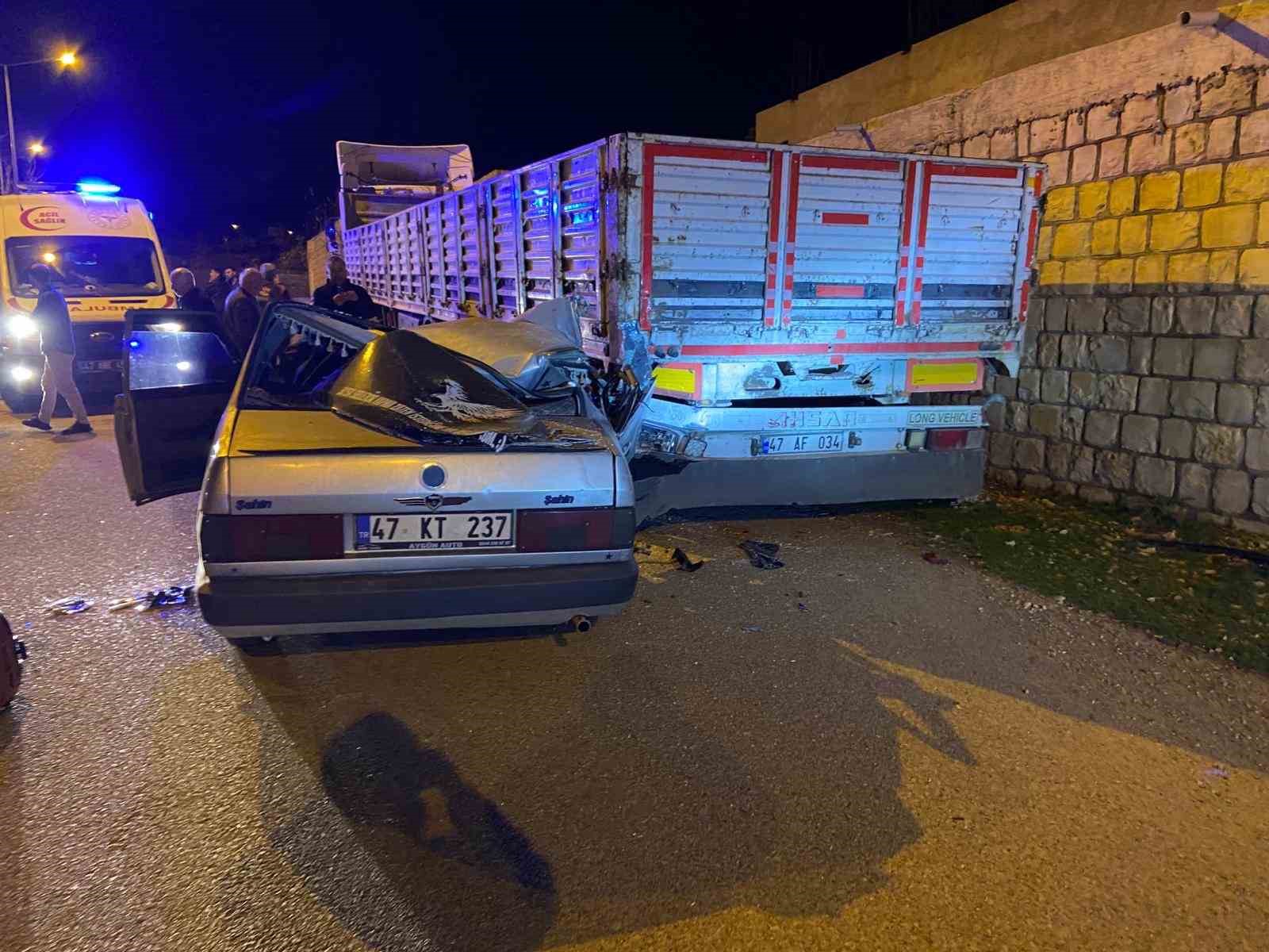 mardinde park halindeki tira carpan otomobilde 5 kisi yaralandi 0 cv1pWQ8Z