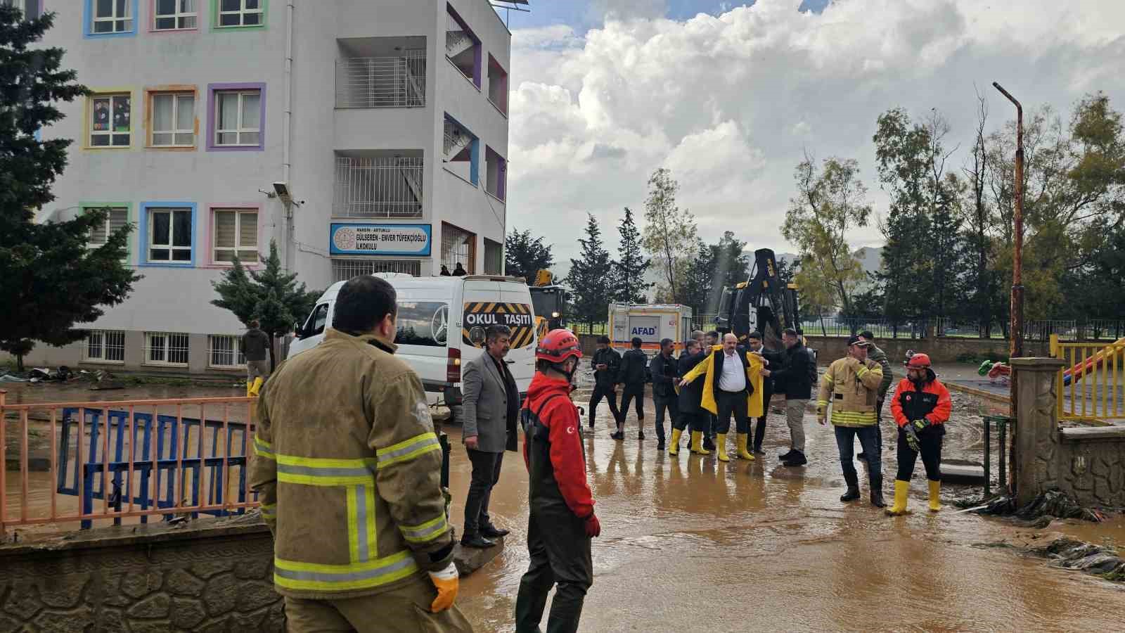 mardinde saganak nedeniyle okulda mahsur kalan 75 ogrenci tahliye edildi 1 vB3NLyaC