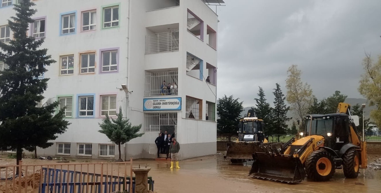 mardinde saganak nedeniyle okulda mahsur kalan 75 ogrenci tahliye edildi 2 bJkPnpS8