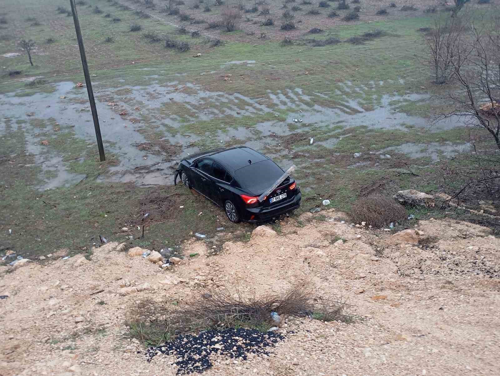 mardinde sarampole yuvarlanan otomobildeki 2 kisi yaralandi 0 GJycCmvQ