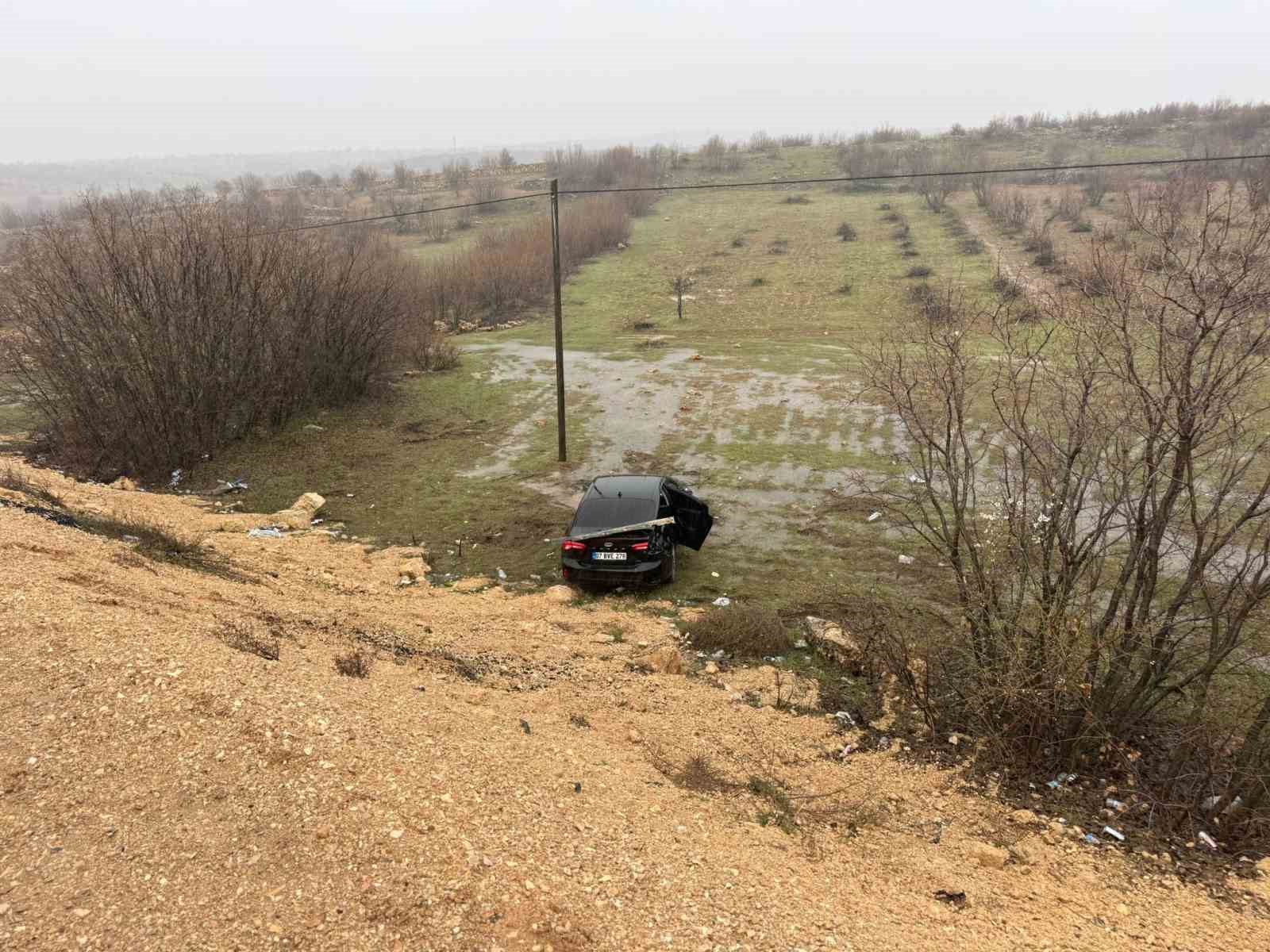 mardinde sarampole yuvarlanan otomobildeki 2 kisi yaralandi 1 lDnN95Ma