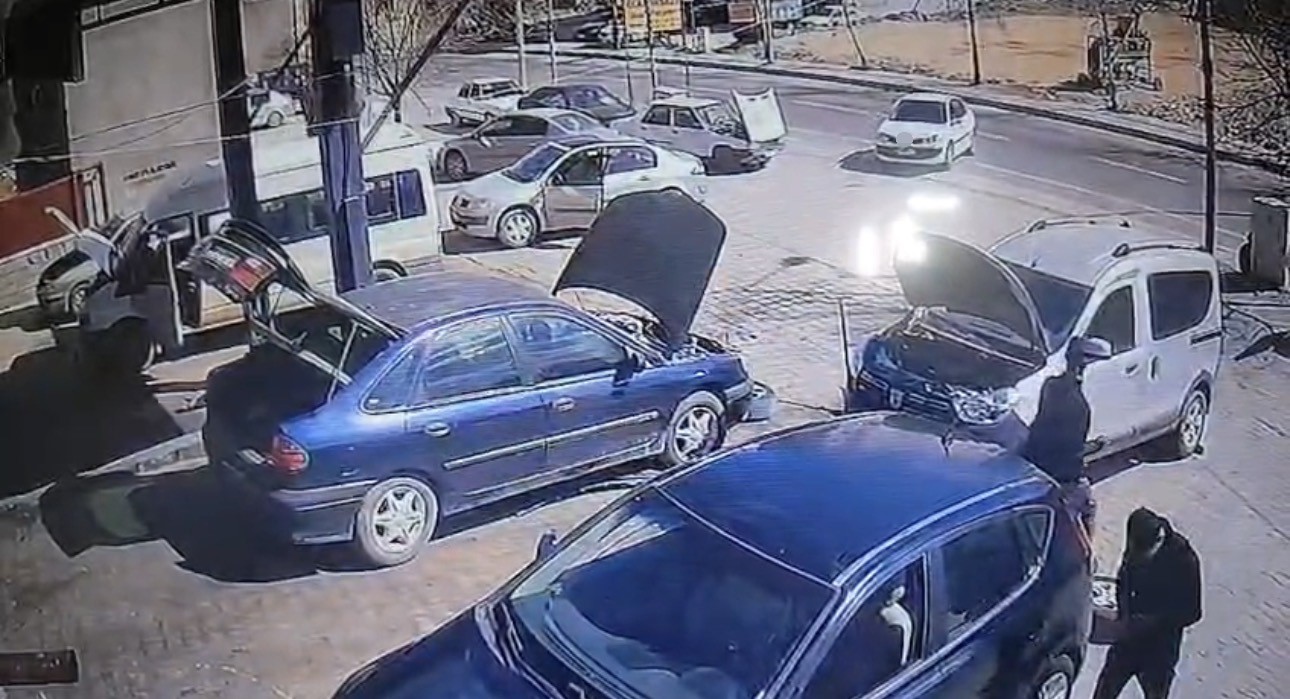 mardinde tuhaf olay el frenini cekmeyi unuttu arac anayola cikti 0