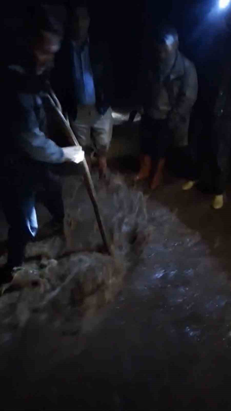 mardinde yogun yagis sonrasi koyu su basti muhtar ve vatandaslar mudahale etti 1 nt5RmBzF