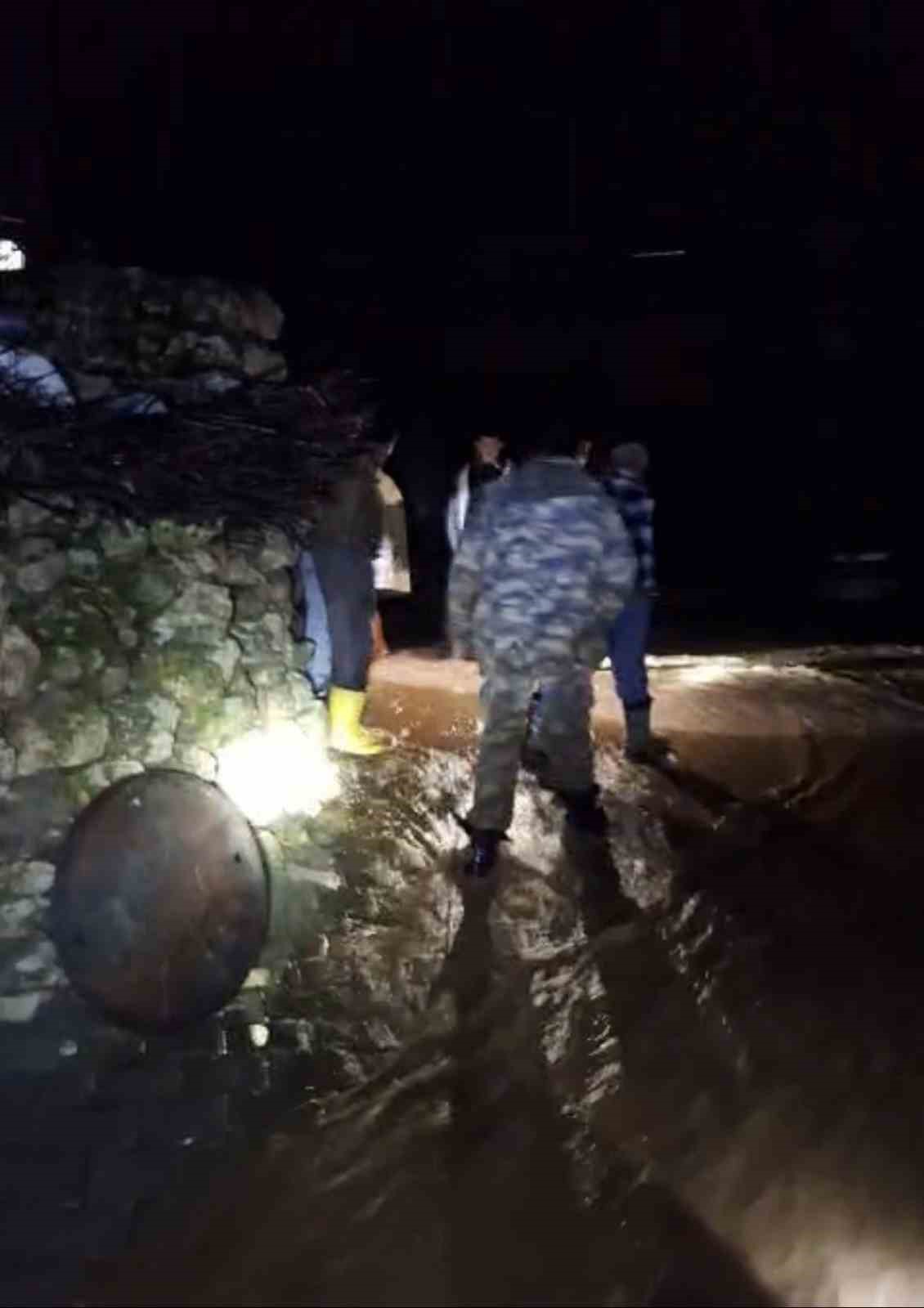 mardinde yogun yagis sonrasi koyu su basti muhtar ve vatandaslar mudahale etti 2 48Jb3J99