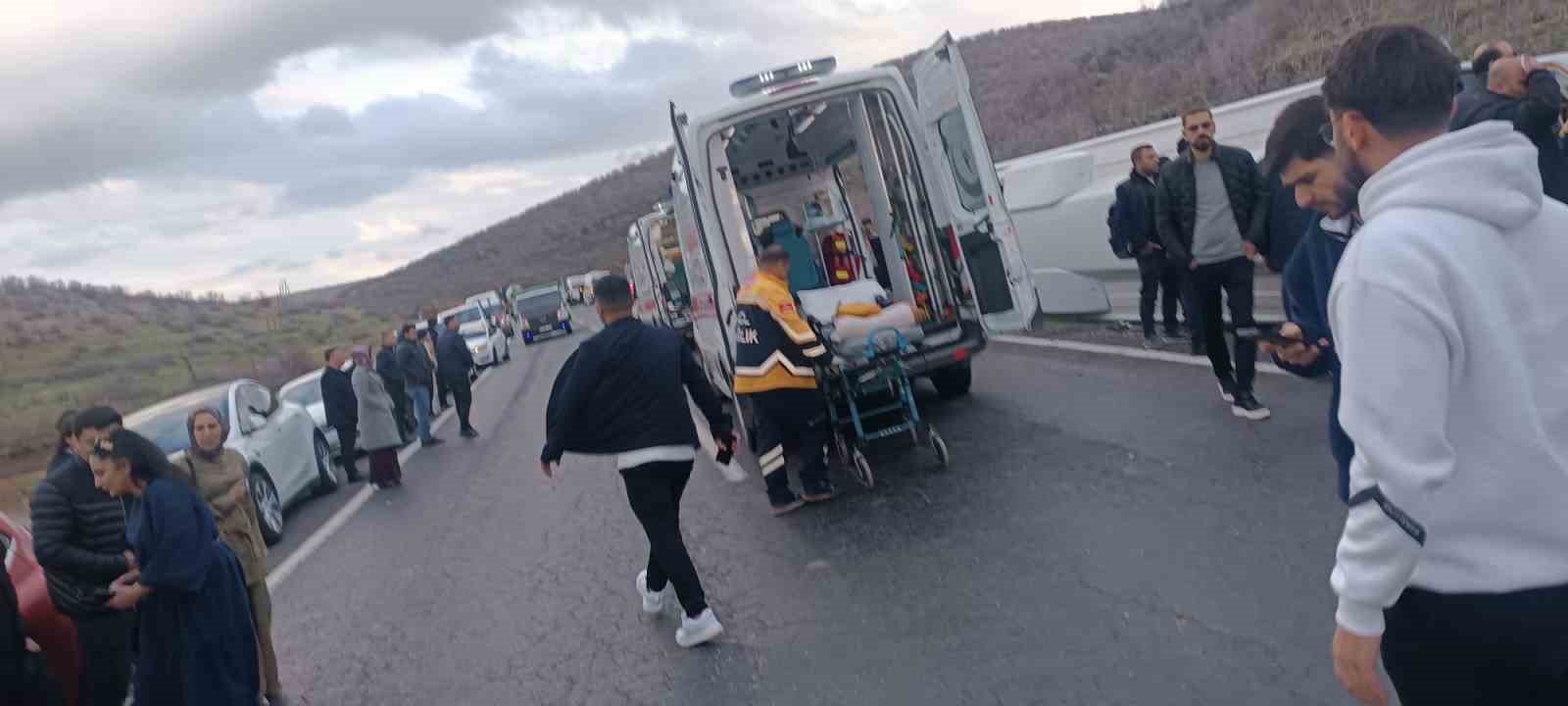 mardinde yolcu otobusu devrildi 24 yarali 1 nl3SEQwv