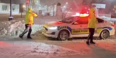 mardinde-yurekleri-isitan-goruntuler-polis-ve-cocuklarin-kar-topu-savasi-kamerada-WafKC1SD.jpg