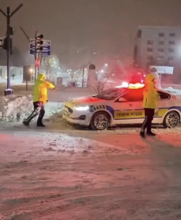 mardinde-yurekleri-isitan-goruntuler-polis-ve-cocuklarin-kar-topu-savasi-kamerada-WafKC1SD.jpg