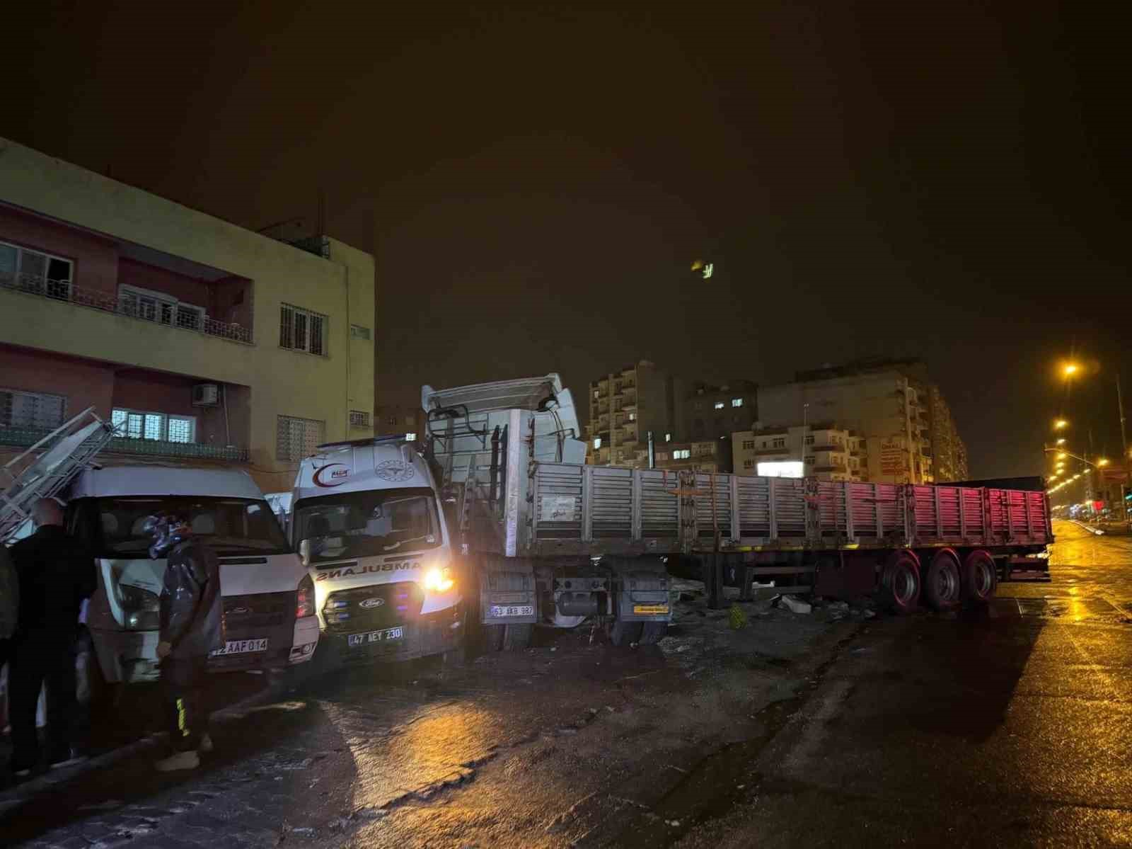 mardinde zincirleme trafik kazasi 4 yarali 0 VPtziGEC