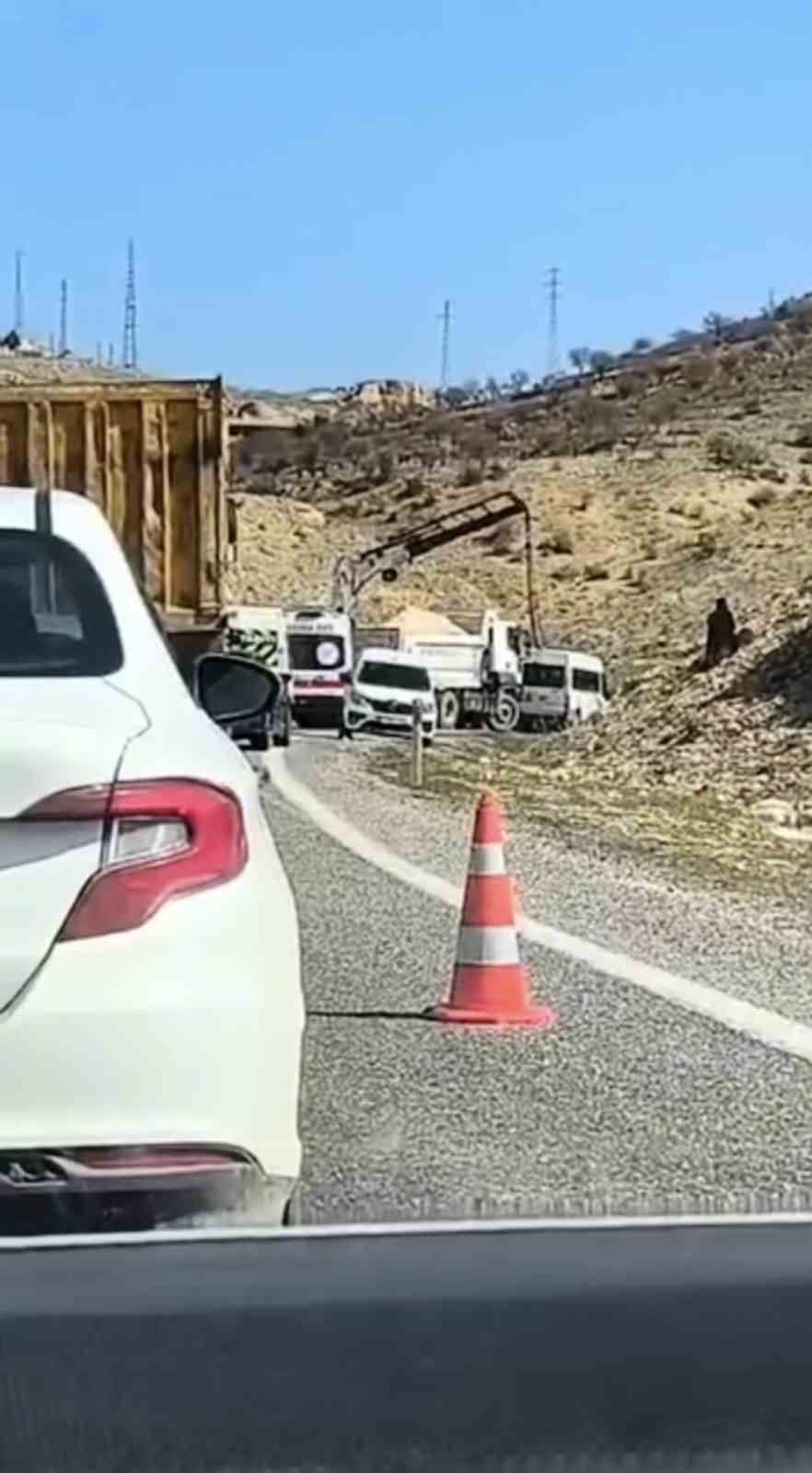 mardinde zirhli arac devrildi 3 polis yaralandi 1 k7qSBEnT