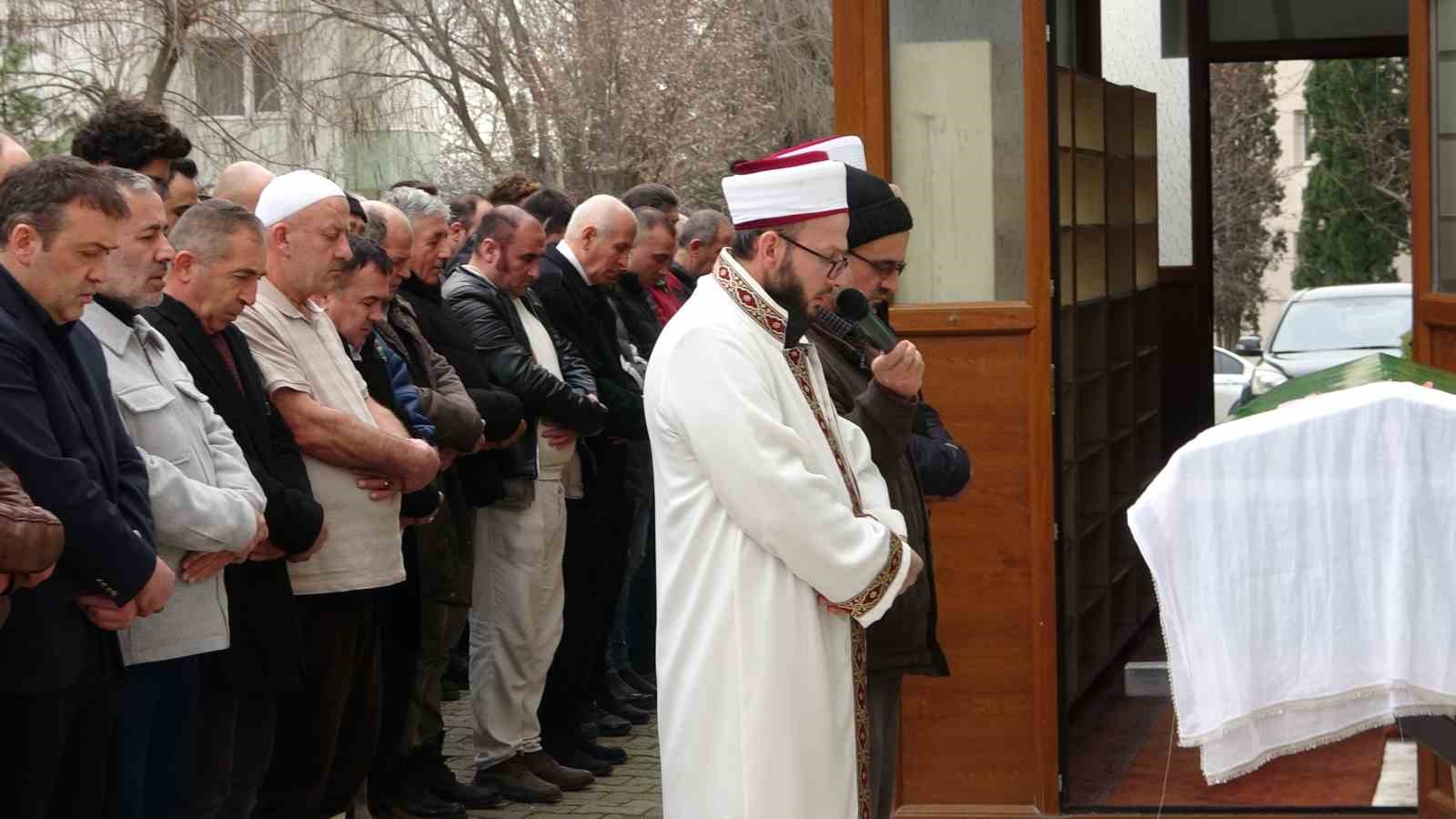 Mardin’deki feci kazada hayatını kaybeden genç kız gözyaşları arasında toprağa verildi 5 mardindeki feci kazada hayatini kaybeden genc kiz gozyaslari arasinda topraga verildi 1 FDypFwFR