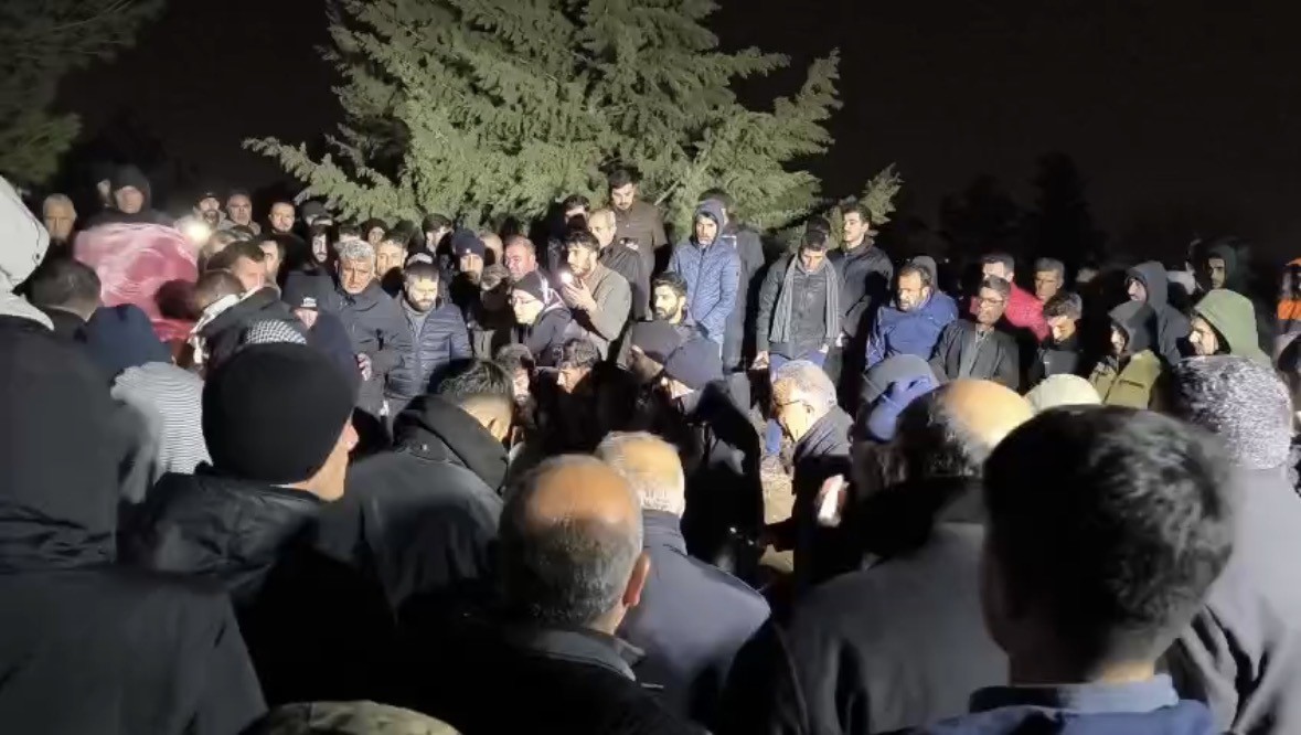 mardindeki yanginda hayatini kaybeden cift defnedildi 1 H8uRcnUt