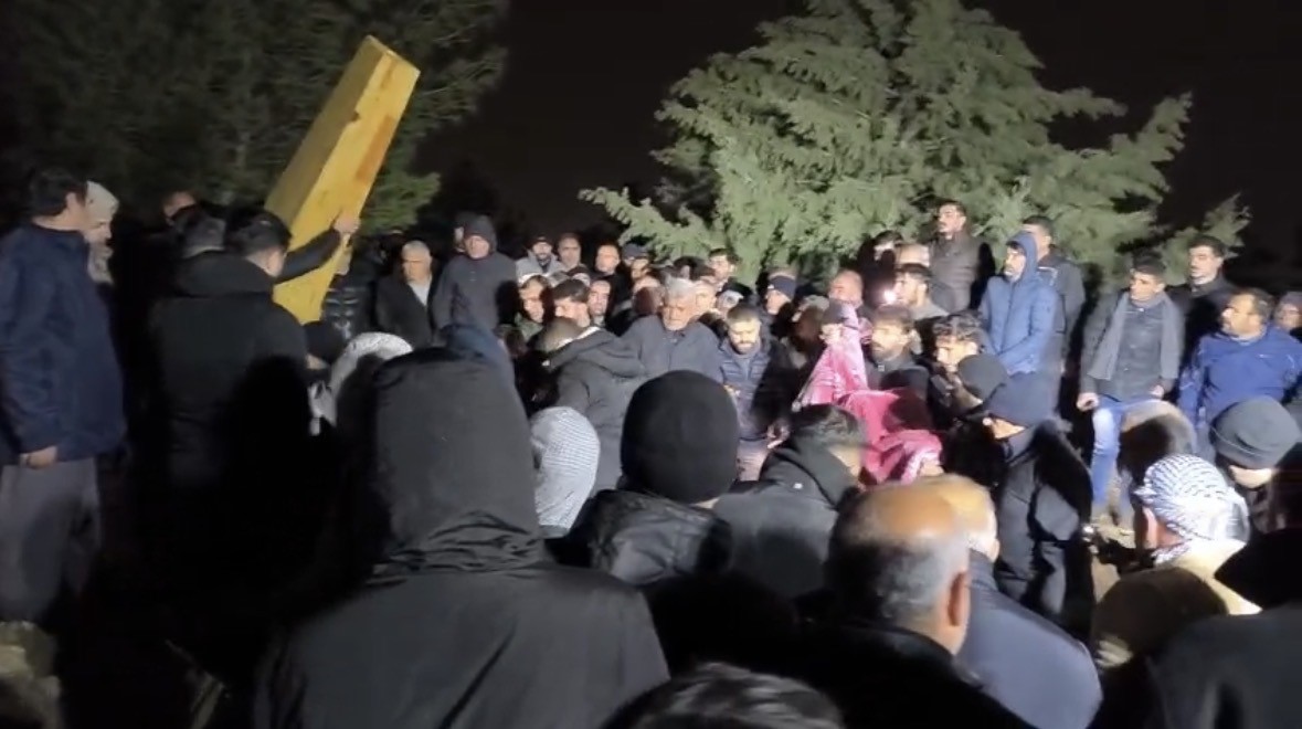 mardindeki yanginda hayatini kaybeden cift defnedildi 2 9saRfigm