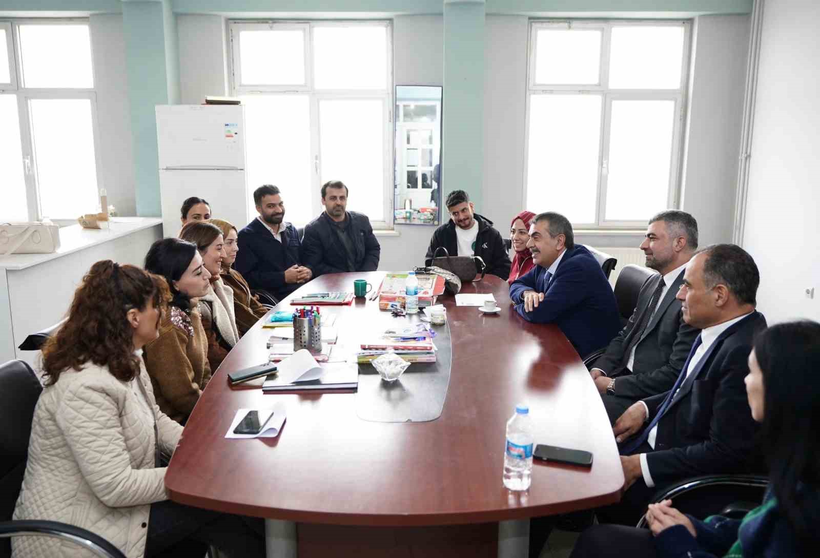 mardine giden bakan tekin diyarbakirda yol guzergahinda bir okula ugradi 0 pYkYC1kq