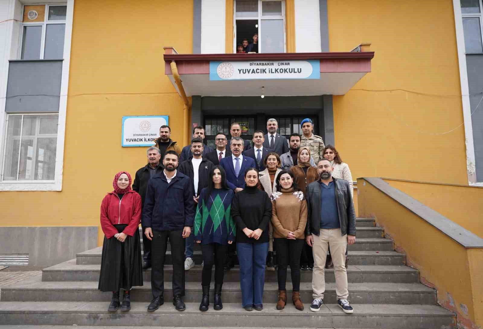 mardine giden bakan tekin diyarbakirda yol guzergahinda bir okula ugradi 1 7hWa7VZs