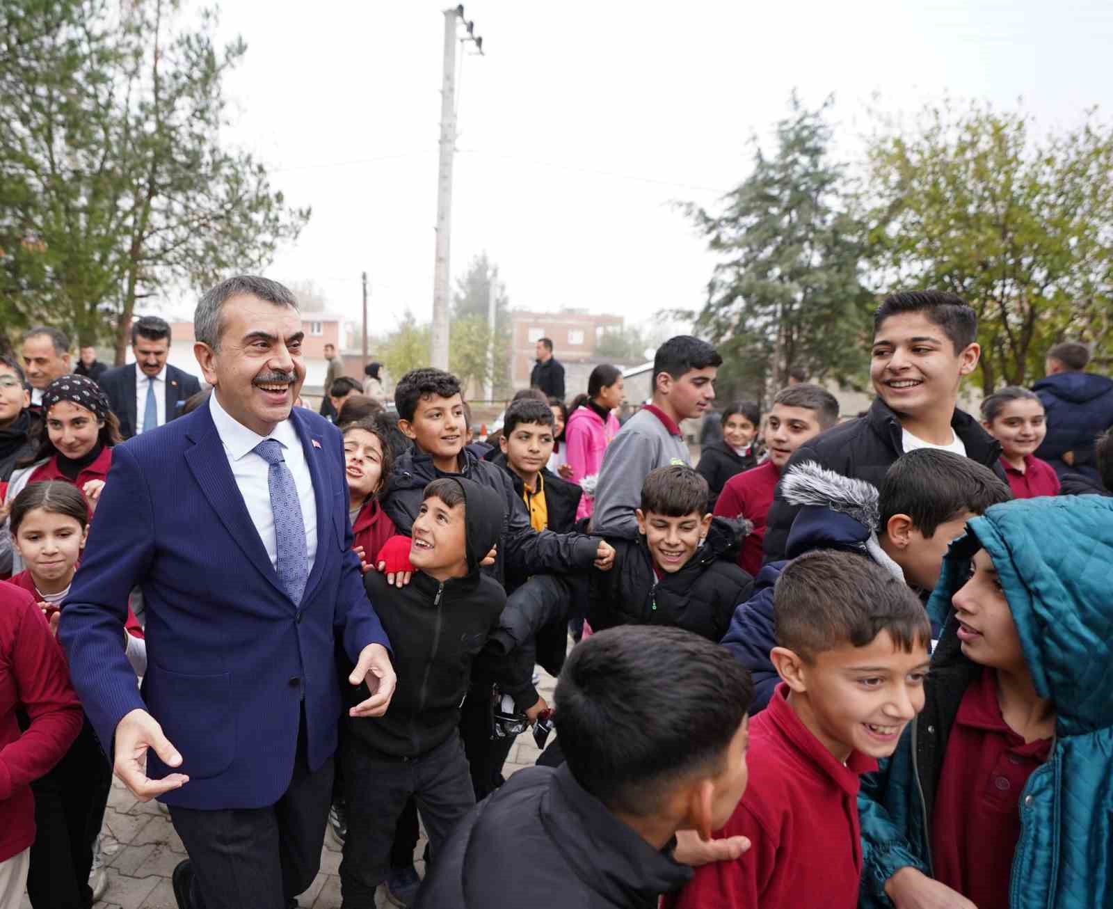 mardine giden bakan tekin diyarbakirda yol guzergahinda bir okula ugradi 2 HaDb6UqH
