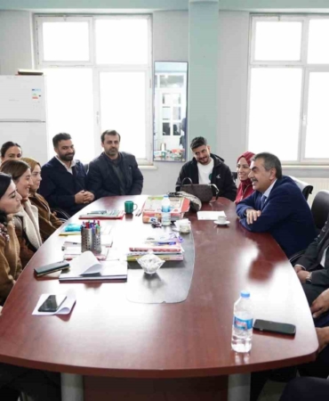mardine-giden-bakan-tekin-diyarbakirda-yol-guzergahinda-bir-okula-ugradi-8wN1NkSl.jpg