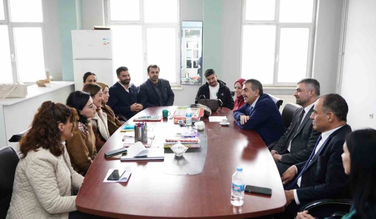 mardine-giden-bakan-tekin-diyarbakirda-yol-guzergahinda-bir-okula-ugradi-8wN1NkSl.jpg