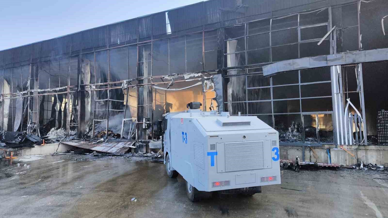 market deposunda cikan yangin geceyi aydinlatti geriye demir yiginlari kaldi 1