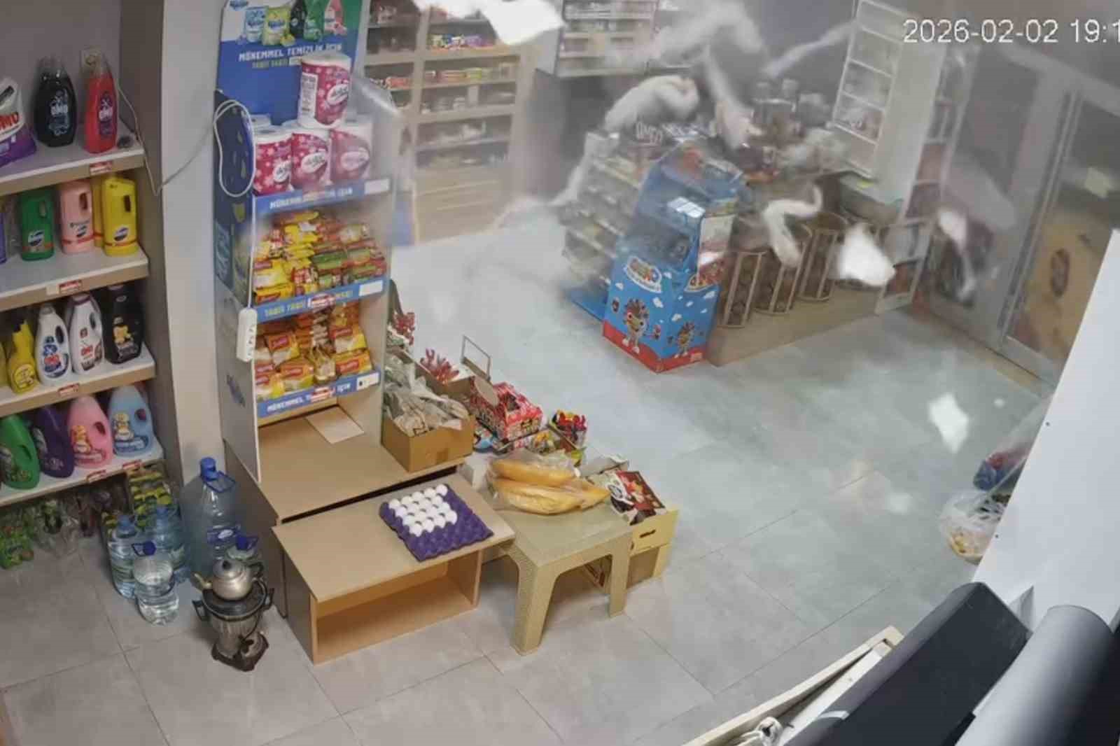 market dolabi bomba gibi patladi korku dolu anlar guvenlik kamerasinda 0 wuP22qLg