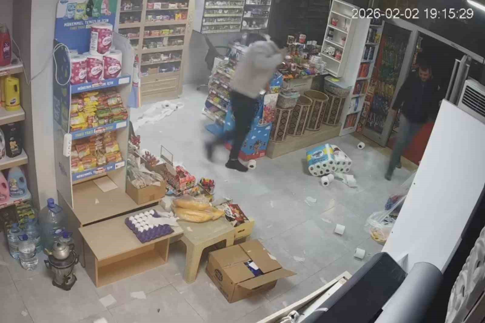 market dolabi bomba gibi patladi korku dolu anlar guvenlik kamerasinda 1