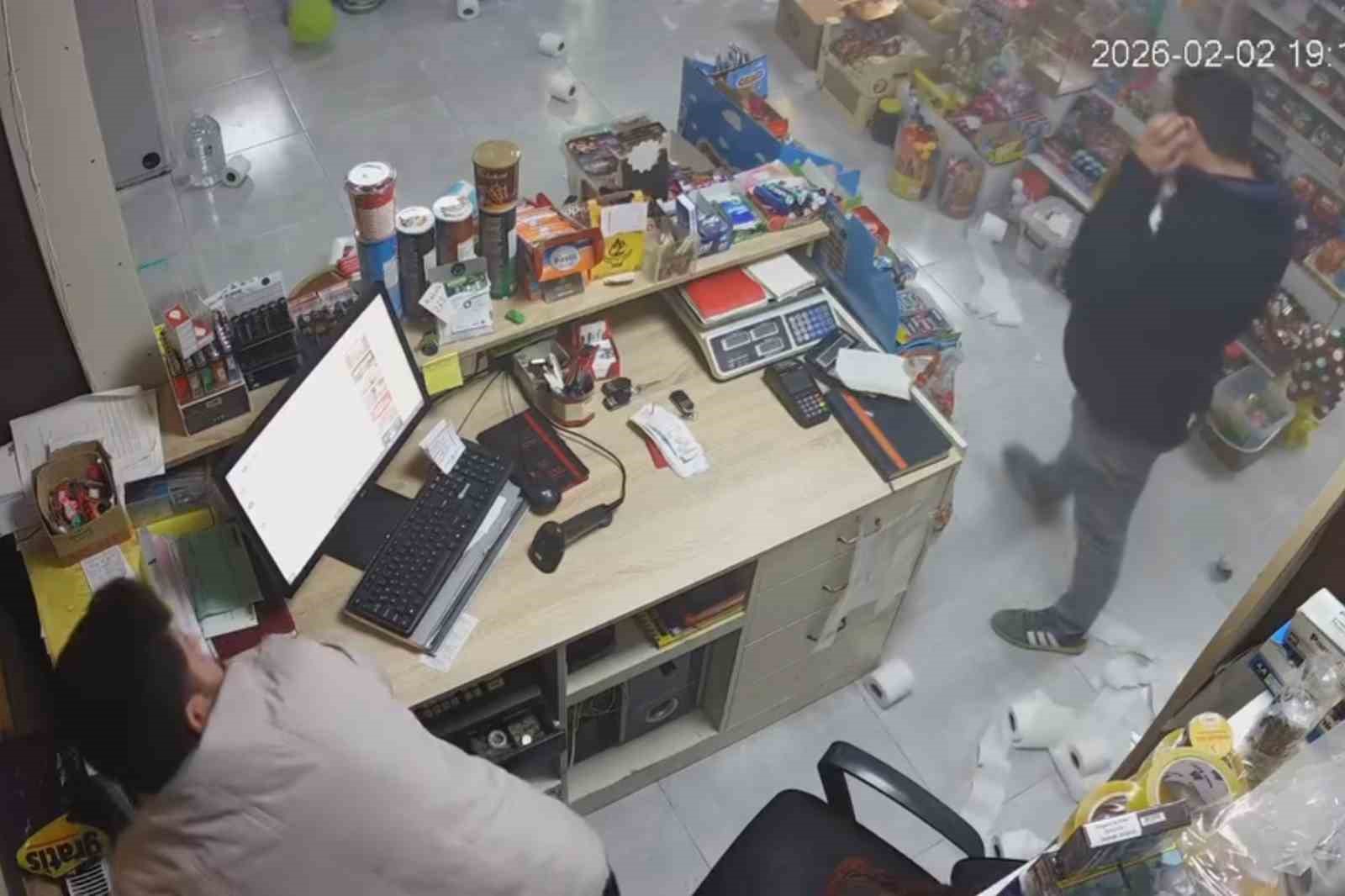 market dolabi bomba gibi patladi korku dolu anlar guvenlik kamerasinda 2 eMKpYgCH