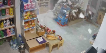 market-dolabi-bomba-gibi-patladi-korku-dolu-anlar-guvenlik-kamerasinda-VR1zcVFn.jpg