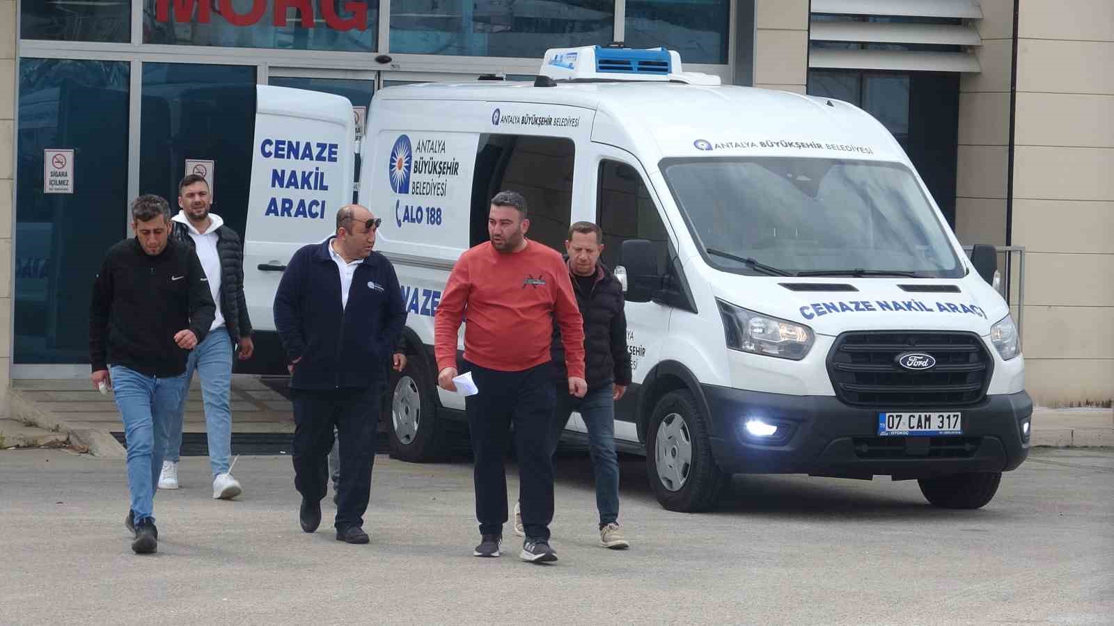 Market tartışmasında cinayete kurban giden 19 yaşındaki gencin cenazesi morgdan alındı 4 market tartismasinda cinayete kurban giden 19 yasindaki gencin cenazesi morgdan alindi 0 GAZCYY4y
