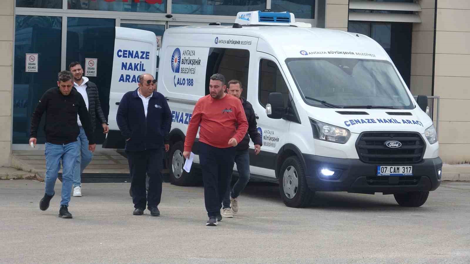 Market tartışmasında cinayete kurban giden 19 yaşındaki gencin cenazesi morgdan alındı 6 market tartismasinda cinayete kurban giden 19 yasindaki gencin cenazesi morgdan alindi 2