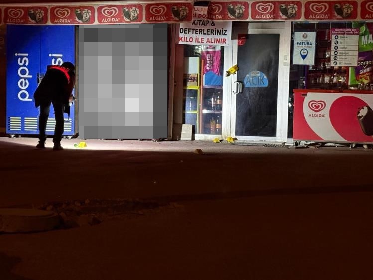 Markete molotoflu saldırı düzenleyen 3 şahıs yakalandı 6 markete molotoflu saldiri duzenleyen 3 sahis yakalandi 2 IBG6B9qg