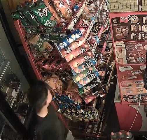 marketin kapisini kirip iceri giren cocuklar marketi talan etti 1