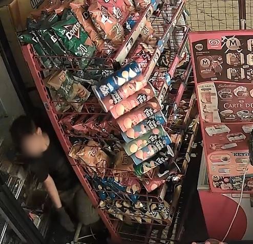 marketin kapisini kirip iceri giren cocuklar marketi talan etti 3 8n2kQvbJ