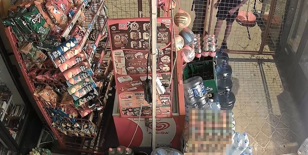 marketin kapisini kirip iceri giren cocuklar marketi talan etti 4