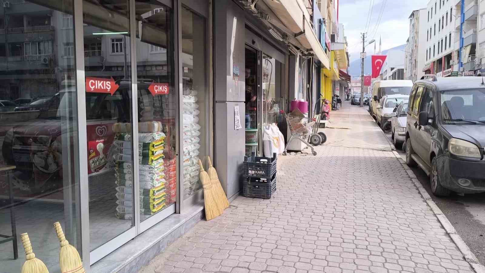 marketin onundeki sivi yag kolisini calan sahsin o anlari kamerada 1 CajHWdA5